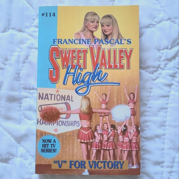 2/$15 🌼 Sweet Valley High #114 V For Victory - Picture 1 of 3